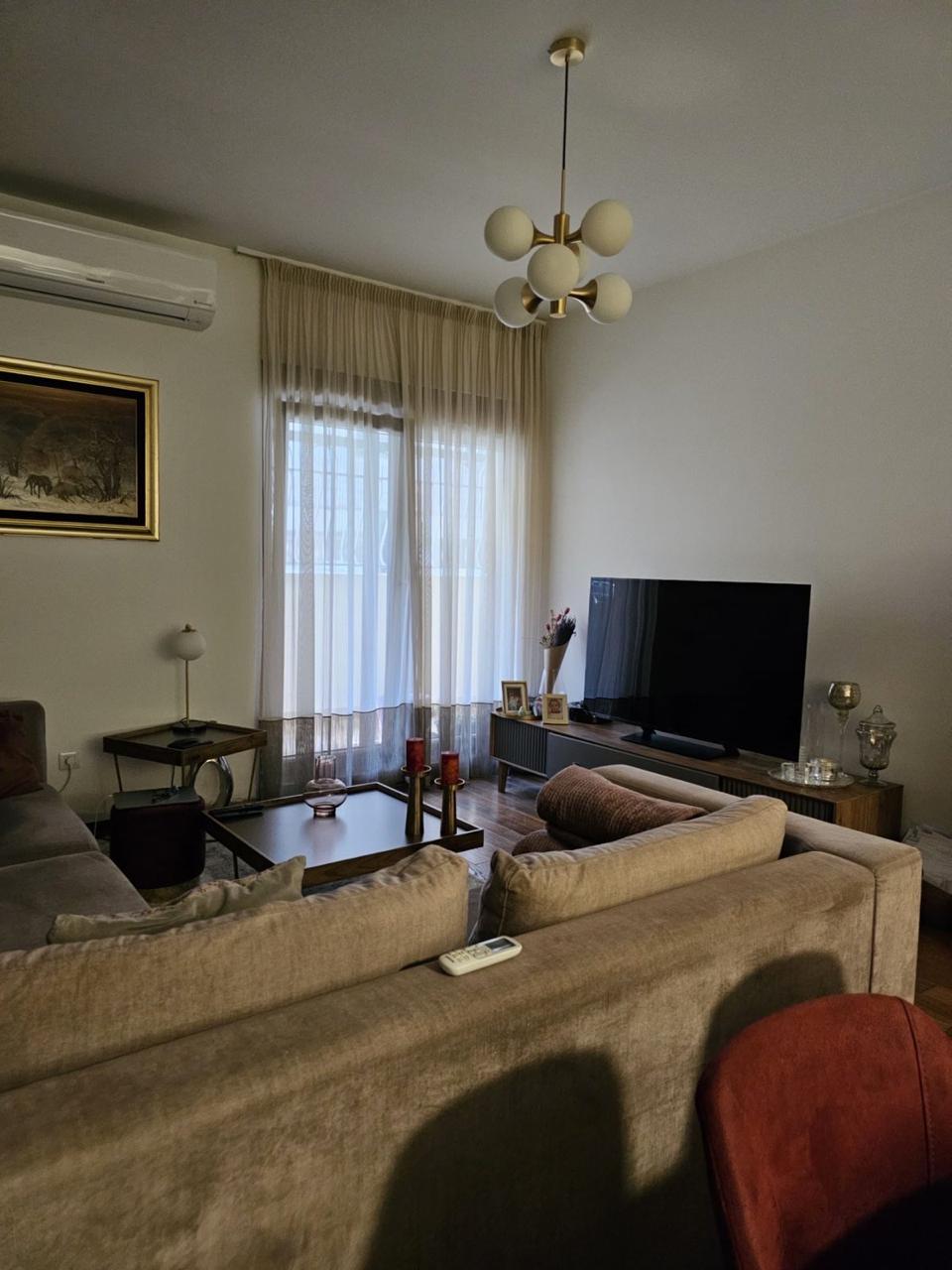 Prodaje se namjesten dvosoban stan Momisima , Podgorica 